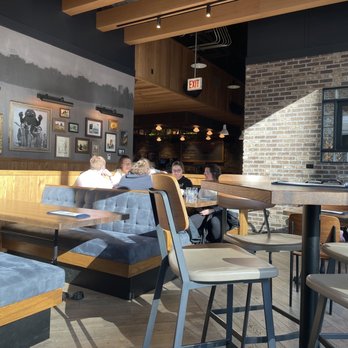 Crushed by Giants - Seating area - Brewpubs Near Me - Chicago, Illinois
