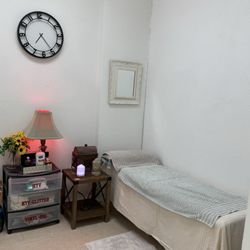 Umi Spa - Clean, peaceful and relaxing. Wendy's massage technique was very professional and the whole experience was great from beginning to end.
