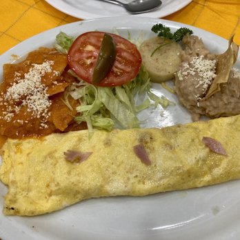 La Chata - The omelettes and house-made fresh salad are amazing! - Mexican Near Me - Guadalajara, JAL