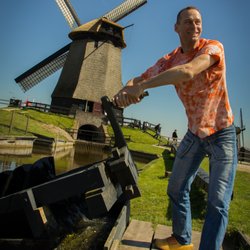 That Dam Guide - Mark, one of the guides, imitating the wind and showing how the mechanism of a windmill works!