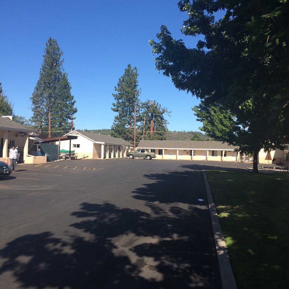 Shasta Pines - From the main parking lot entrance looking at 2 of 4 buildings that comprise the property - Hotels Near Me - Burney, California Shasta Pines - From the main parking lot entrance looking at 2 of 4 buildings that comprise the property - Hotels Near Me - Burney, California