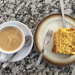 Un clásico: café con leche y 'coca de llanda'.