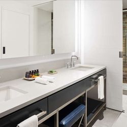 Canopy by Hilton Washington DC The Wharf - Guest room bath