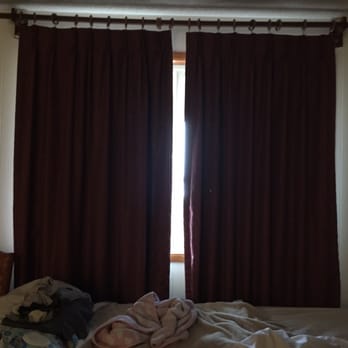 Port Townsend Inn - The curtains are barely covering the outsides, and this is the gap in the middle. - Hotels Near Me - Port Townsend, Washington