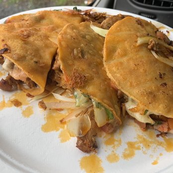 El Camion - Los Gallos Rojos - Food Trucks Near Me - Seattle, Washington