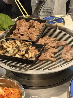 Yuk Jun Gui - Galbi, Fresh live eel, Makchang by null