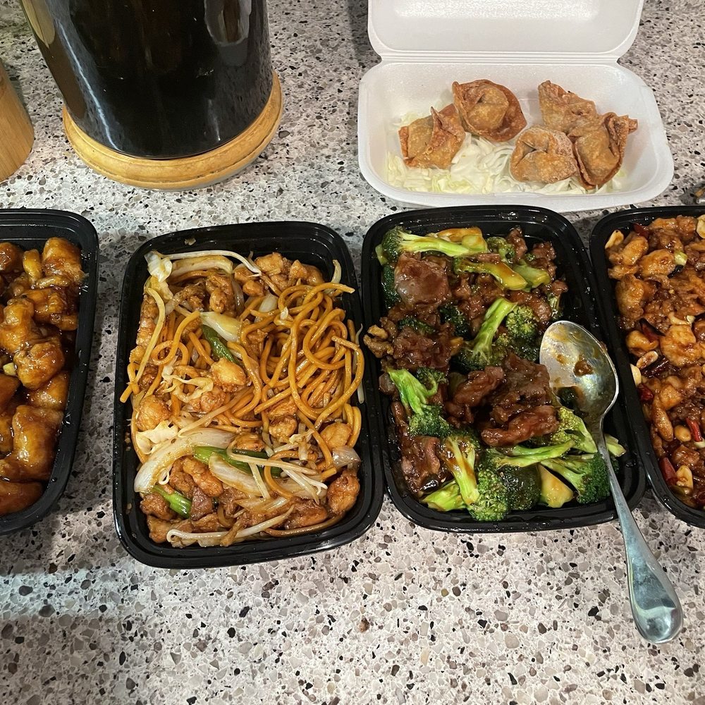 Left to right is orange chicken, chicken lo mein, beef broccoli, and the best-kung pao chicken. Left to right is orange chicken, chicken lo mein, beef broccoli, and the best-kung pao chicken.