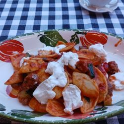 Nuova Masseria - Strascinati, Salsiccia, Kirschtomaten, Zucchini, Stracciatellakäse/Strascinati, salsiccia, cherry tomatoes, zucchini, stracciatella cheese