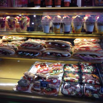 Co-T-Café - La vitrine, pas encore trop fournie il n'est que 9h30 - Coffee & Tea Near Me - Nice, 06 Co-T-Café - La vitrine, pas encore trop fournie il n'est que 9h30 - Coffee & Tea Near Me - Nice, 06