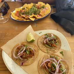 Vai Moana - Nachos with guacamole and Pork leg tacos