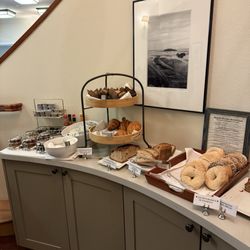Beach House Hotel Half Moon Bay - Continental breakfast