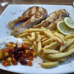 Gut gegrilltes Lachssteak, matschige Pommes, saurer Tsatziki