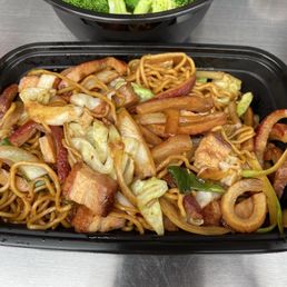 Stir fry noodle with pork belly and bbq pork