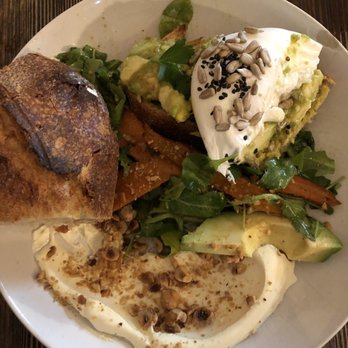 Distrikt Coffee - Carrot salad and half avocado toast - Cafes Near Me - Berlin, BE