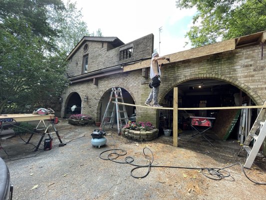 Decker Down Contracting Logo