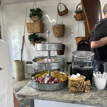 Hoochee’s River Basket - Breakfast & Brunch Near Me - Helen, Georgia