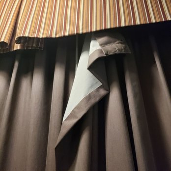 Lone Oak Lodge - Broken curtain - Hotels Near Me - Monterey, California