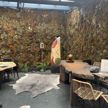 GrapeSeed Wines - Moss Lounge - Wine Tasting Room Near Me - Healdsburg, California