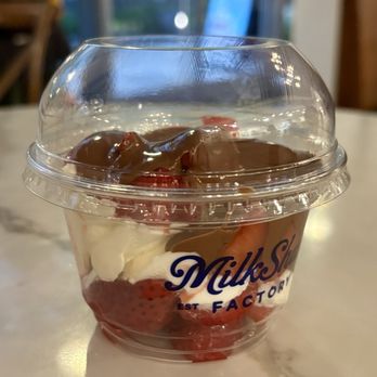 MilkShake Factory Downtown - Strawberry and chocolate - Desserts Near Me - Pittsburgh, Pennsylvania