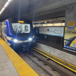 Oakridge-41st Avenue Station - Arriving train~