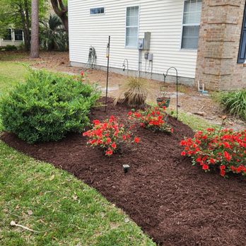 Hernandez Yardscapes - a flower bed in front of a house - Landscaping Near Me Hernandez Yardscapes - a flower bed in front of a house - Landscaping Near Me