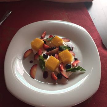 Cava de Volonté - Postre de flan con queso frutillas y algunas cosas más. Muy sabroso - Signature Cuisine Near Me - Córdoba, X