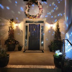 Stone Mountain Manor - Beautiful, big lit wreath above the secured entrance to the property!