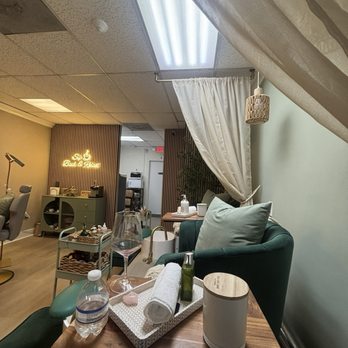 Sip and Polish Nail Bar - Nail Salons Near Me - Miami, Florida