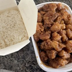 Hot Wok - General Tsos chicken with white rice