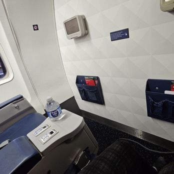 Delta Airlines - How OLD is this plane?? Geez! - Airlines Near Me - Sacramento, California