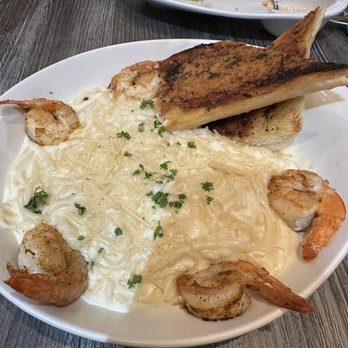 Polo’s Corner - Linguini Alfredo with Prawns - New American Near Me - Livermore, California Polo’s Corner - Linguini Alfredo with Prawns - New American Near Me - Livermore, California