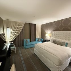 The Nines, a Luxury Collection Hotel, Portland - Spacious king with couch
