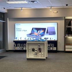 AT&T Store - AT&T in-store display for Galaxy and other products