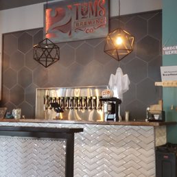 2Toms Brewing Co. bar
