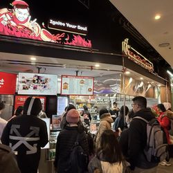Hwa Shooshoo - Many people are queueing up