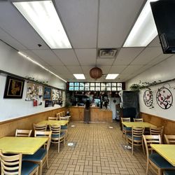 Dong's Chinese Express - Inside