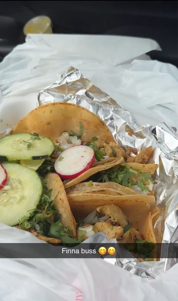 Guacamole Tacos Logo