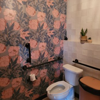 Hatch 44 Cafe - Clean bathroom - Cafes Near Me - Metuchen, New Jersey