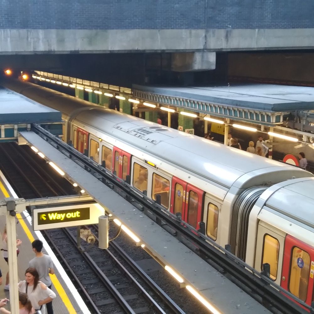 Aldgate Underground Station - Platforms - Train Stations Near Me - London, XGL