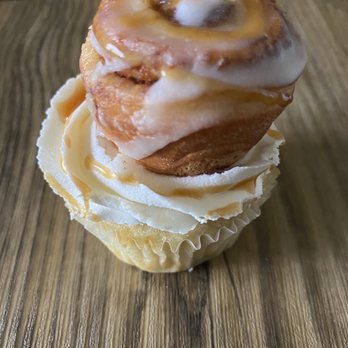 Q’s Cakes and Sweets Boutique - a pastry with icing - Cupcakes Near Me - Albuquerque, New Mexico Q’s Cakes and Sweets Boutique - a pastry with icing - Cupcakes Near Me - Albuquerque, New Mexico