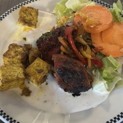 Delhi Cafe - Tofu, tandoori chicken, raita, and a salad.