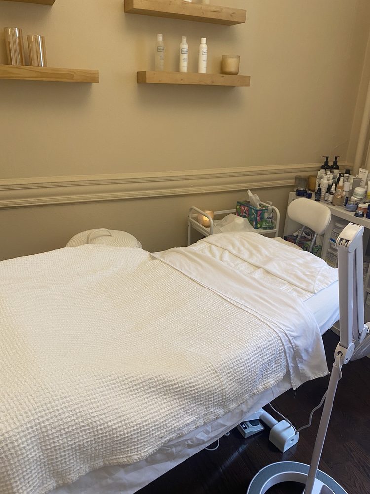 Skin therapy by Susan Logo