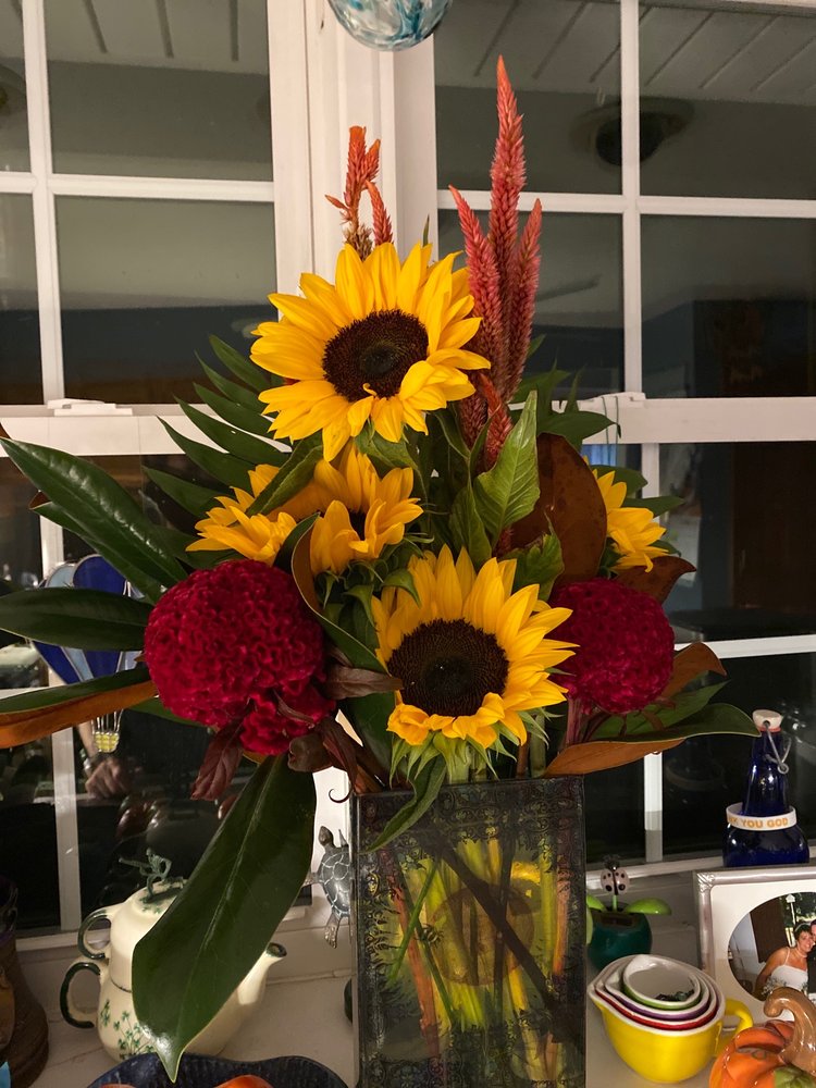 LAWRENCE FLORIST Updated September 2024 12 Reviews 927 N 2nd St