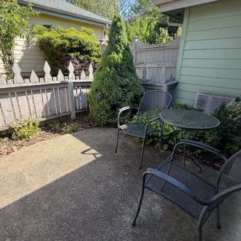 Oregon Garden Resort - Private courtyard attached to the room - Hotels Near Me - Silverton, Oregon