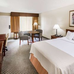 Days Inn & Suites by Wyndham Jennings - Guest room