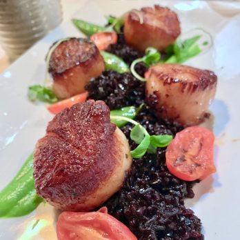 Steakhouse89 - Seared dived scallops, organic forbidden rice, English pea purée - Steakhouses Near Me - Sedona, Arizona Steakhouse89 - Seared dived scallops, organic forbidden rice, English pea purée - Steakhouses Near Me - Sedona, Arizona