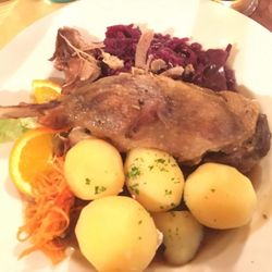 Landhaus Remonte - Knusprige Gänsekeule