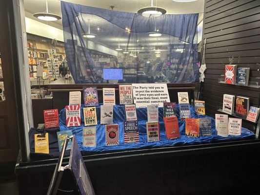 Annie Bloom's Books by null