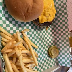 Twin Point Tavern - Cheeseburger w/fries