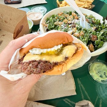 The Win-Dow Santa Monica - Single cheeseburger - Burgers Near Me - Santa Monica, California The Win-Dow Santa Monica - Single cheeseburger - Burgers Near Me - Santa Monica, California
